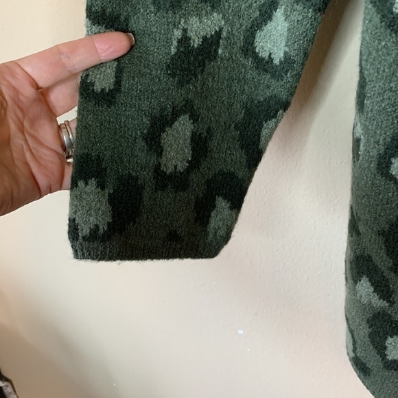 NWOT D & Co Green Animal Print Jacquard Knit Cardigan XL Cozy Fall Layer - Picture 5 of 12